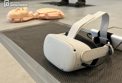 	“VR goggles” 