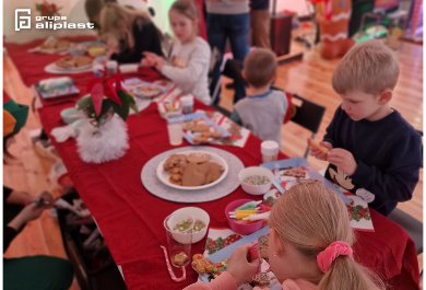 Decorating gingerbread cookies